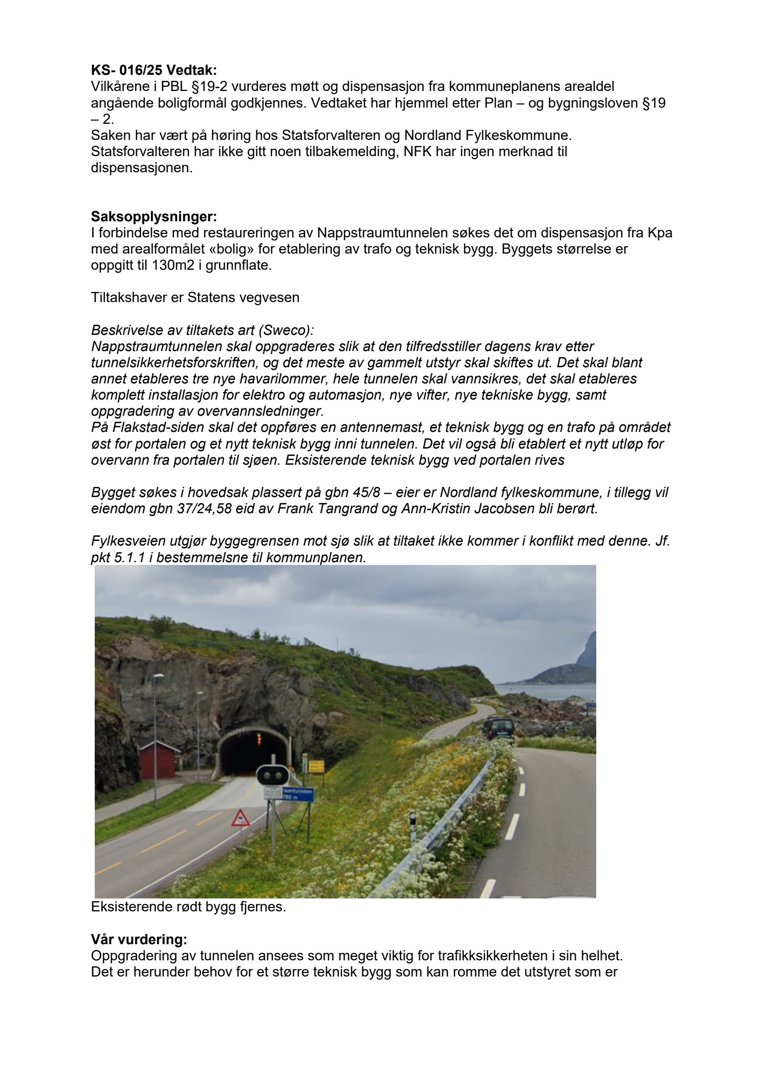 Fotografi av eksisterende tunnelportal med vei, fjell og et rødt bygg i forgrunnen.