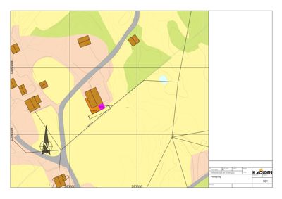 Situasjonsplan som viser tomtens beliggenhet i forhold til nabolag, vei og terrengforhold.