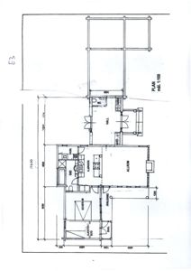 Etasjeplan (1:100) som viser romfordeling, dimensjoner og plassering av dører og vinduer for en bolig.