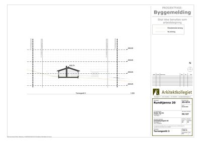 En terrengsnitttegning som viser bygningens høyde i forhold til terrenget, med angitte høyder og eksisterende/ny terreng.