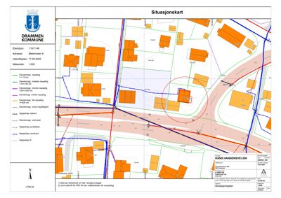 Situasjonskart som viser eiendomsforhold, vegkant, og bygningers plassering i forhold til hverandre.
