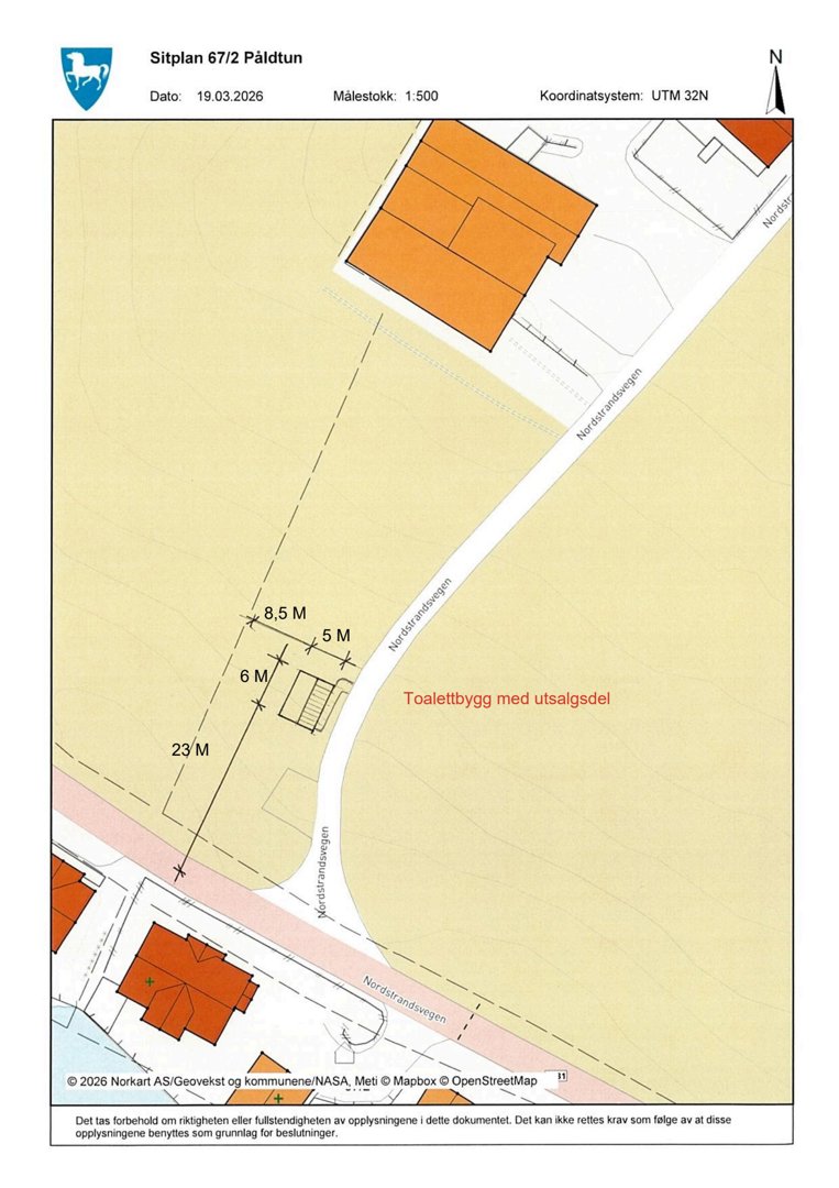 Situasjonsplan (sitteplan) som viser tomtens plassering i forhold til nabolaget, veier (Nordstrandvegen), og eksisterende bygninger. Planen inneholder også mål på tomtegrenser og en markering for en planlagt toalettbygning.
