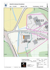 Situasjonskart som viser tomtens grenser (127/38), nabolagstomter, veier og vannløp.