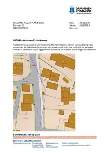 Situasjonsplan som viser tomtegrenser, naboeiendommer og avkjørsel for eiendommen på Åslyveien 22.
