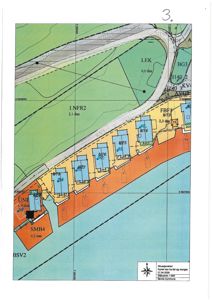 Situasjonsplan som viser tomtedeling, bygningsspor, vegnett og arealbruk (f.eks. LEK, SMB4) med koordinater og målestokk.