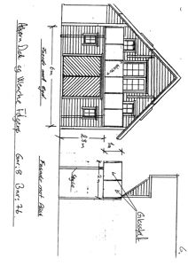 En håndtegnet fasadetegning som viser bygningens utseende fra siden, med angitte mål og detaljer som vinduer og glassstell.