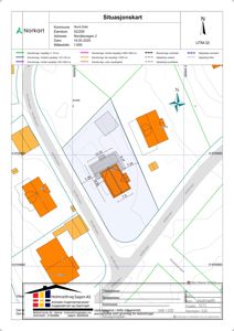 Situasjonskart som viser eiendomsforhold, naboeiendommer og bygningers plassering i forhold til veier.