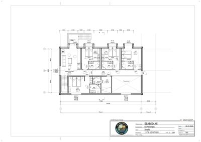 Etasjeplan (1. etg) som viser romfordeling, dører og vinduer for en bolig.