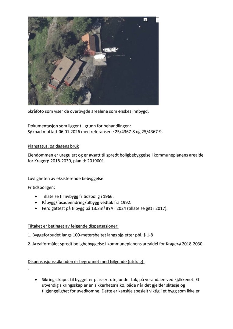 Et skråfoto (satellittbilde) som viser et eksisterende fritidsboligområde langs kysten, inkludert hus, båthavn og omgivende natur.