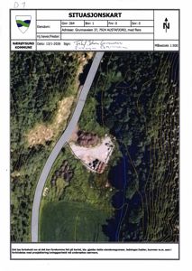 Situasjonskart som viser eiendomsnummer, adresse, topografi og bygningsplassering.