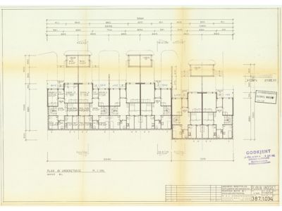 Plantegning av underetasjen i en bygning med romfordeling, mål og tekniske merknader.