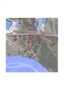 Situasjonsplan som viser tomtens plassering i forhold til nabolag, veier og vann. Planen inneholder håndskrevne notater om eiendomsnummer og areal.