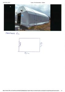 Et fotografi av en hvit, teltaktig bygning (kanskje en container eller modul) med håndskrevne mål på fasaden og en skisse nedenfor som viser grunnplan.