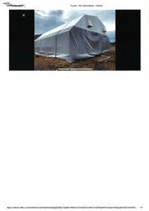 Fotografi av en hvit, teltaktig konstruksjon (sannsynligvis en container eller modul) på et utendørs område.