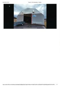 Fotografi av en hvit, telt-lignende bygning (kanskje en container eller en midlertidig bygning) sett fra utsiden. Det er en trailer parkert foran inngangen.