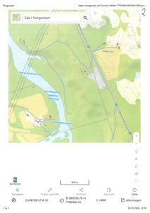 Et digitalt kart fra Norgeskart som viser et område med vannveier, terrengkonturer og noen bygninger.