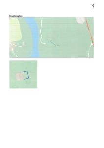 Situasjonsplan som viser bygningens plassering i forhold til omgivelsene, inkludert vannløp og vei.