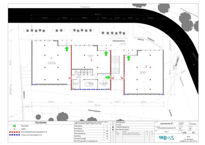 Etasjeplan (Plan 1) som viser romfordeling, arealer, brannsoner og tilknytning til omgivende parkeringsplasser og veier.