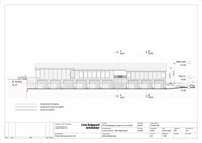 Fasadetegning (opprikk) av bygningens østside med angitte koter og terrengforhold.