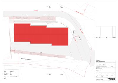 Situasjonsplan som viser bygningens plassering i forhold til veier, parkeringsplasser og naboeiendommer.