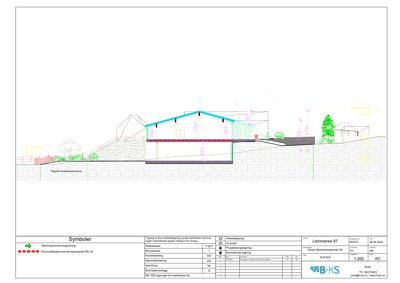 Snittegning som viser bygningens tverrsnitt, høyder, grunnmur og omgivende terreng.