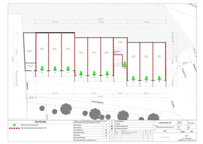 Situasjonsplan som viser bygningens plassering på tomten, omgivende vegger, parkeringsplass og brannveier.