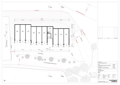 Situasjonsplan som viser bygningens plassering i forhold til tomt, veier og naboeiendommer.