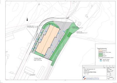Situasjonsplan som viser tomtens form, beliggenhet, omgivende terreng (konturlinjer), vannkropper (gressledd, slusefelt) og plassering av bygninger.