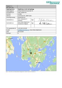 Kart som viser beliggenheten av et tiltakssted (markert med sort markør) i forhold til omgivelsene, inkludert veier og vann. Bildet er en del av en rapport.