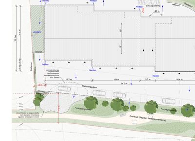 Situasjonsplan som viser bygningens plassering i forhold til naboeiendom, stitemurer, parkeringsplasser, grøntområder og terrengforhold.
