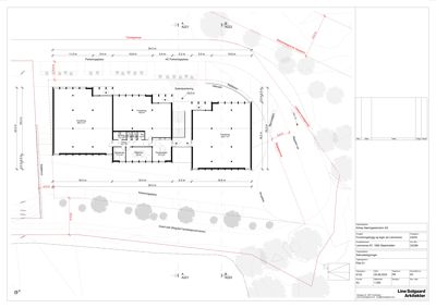 Situasjonsplan som viser bygningens plassering i forhold til tomt, vei, parkeringsplasser og naboeiendom.