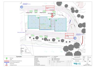 Situasjonsplan som viser bygningens plassering på tomten, tilstøtende eiendeler, veier, brannvesenplassering og symboler for brannvesen og adkomst.