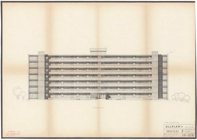 Fasadetegning av en fleretasjes bygning (borettslag) med detaljer om vinduer, balkonger og inngang.
