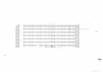 Fasadetegning (opprikk) av en fleretasjes bygning sett fra siden, med detaljer om vinduer, inngang og omgivende landskap.