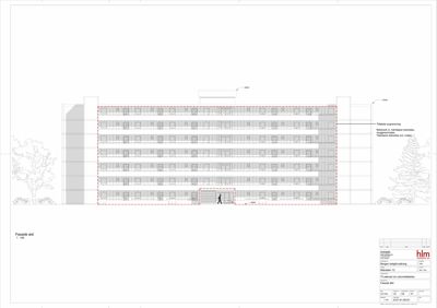 Fasadetegning (opprikk) av en fleretasjes bygning sett fra siden, med detaljer om vinduer, inngang og omgivende landskap.
