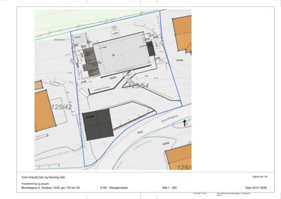 Situasjonsplan som viser bygningens plassering i forhold til nabotomter (125/42, 125/54, 125/55, 125/56), vegger, og eiendomsgrenser.