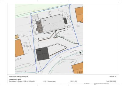 Situasjonsplan som viser tomtens grenser, naboeiendommer, bygningers plassering og orientering.