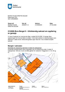 Situasjonsplan som viser tomtens form, nabogrenser og plassering av garasje i forhold til naboene.