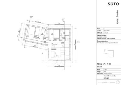 Etasjeplan (plan A_01) som viser romfordeling, mål og snittlinjer for en hytte.