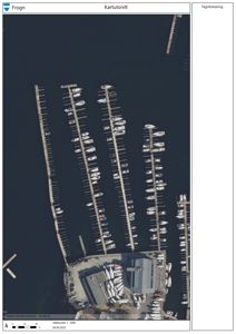Flyfoto eller satellittbilde av et havneområde med båtplasser og en bygning, med kartutskrift (Frogn kommune, målestokk, dato).