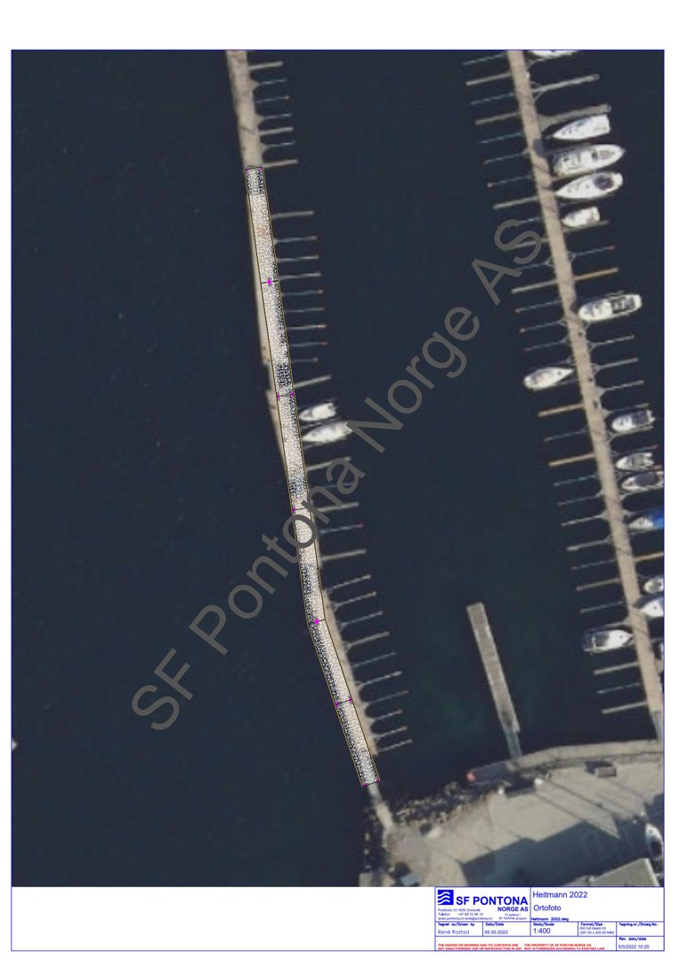 Flyfoto eller satellittbilde av en kai med båtplasser, med overlappende tegning over det.