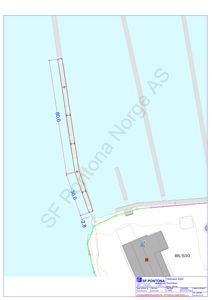 Situasjonsplan som viser en ponton (flyteplattform) med dimensjoner (30.0 x 2.8) og plassering i forhold til land og andre strukturer.