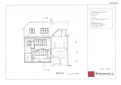 Snittegning (SNITT B-B) som viser bygningens indre oppbygning, høyder og romfordeling sett fra siden.