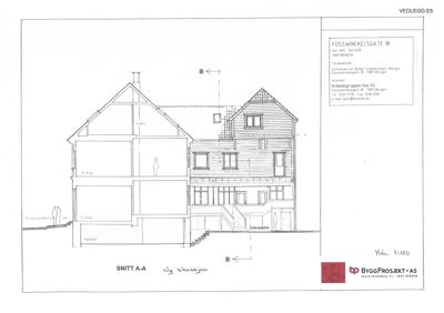 Snittegning (SNITT A-A) som viser bygningens indre oppbygning, etasjer og konstruksjon.