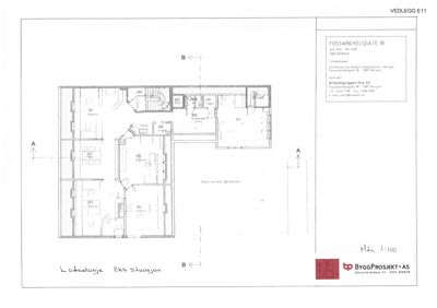 Etasjeplan for 1. etasje (Loketasje) av en bygning på Fosswinkelsgate 18, som viser romfordeling, dører og vinduer.
