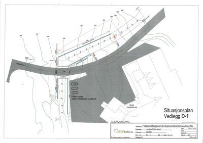 Situasjonsplan som viser bygningens plassering i forhold til vei (Jøglelidveien), garasje, skråning og nabolag (Strødal Høyfjellshotel).