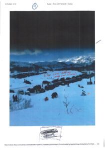 Fotografi av en snødekt skiløype med mange parkerte biler og personer i bakgrunnen. Bildet er merket med håndskrevne notater.