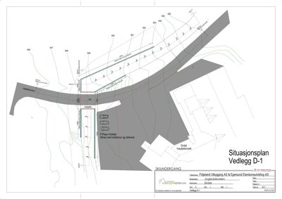 Situasjonsplan som viser bygningens plassering i forhold til veier (Angledalsveien, Skiundergang), naboeiendom (Sirdal Høyfjellshotell) og topografi.