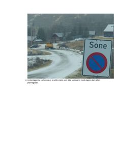 Fotografi av en vei med et 'Sone'-skilt i forgrunnen og hus i bakgrunnen.