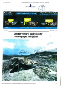 Fotografi av et byggefelt med en grøft eller utgravning, en hekk og en skiltet 'Steinmur'.